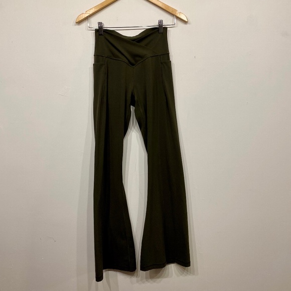 CRZ Yoga Green Flare Leg Crossover Yoga Pants Size Small - Picture 1 of 4